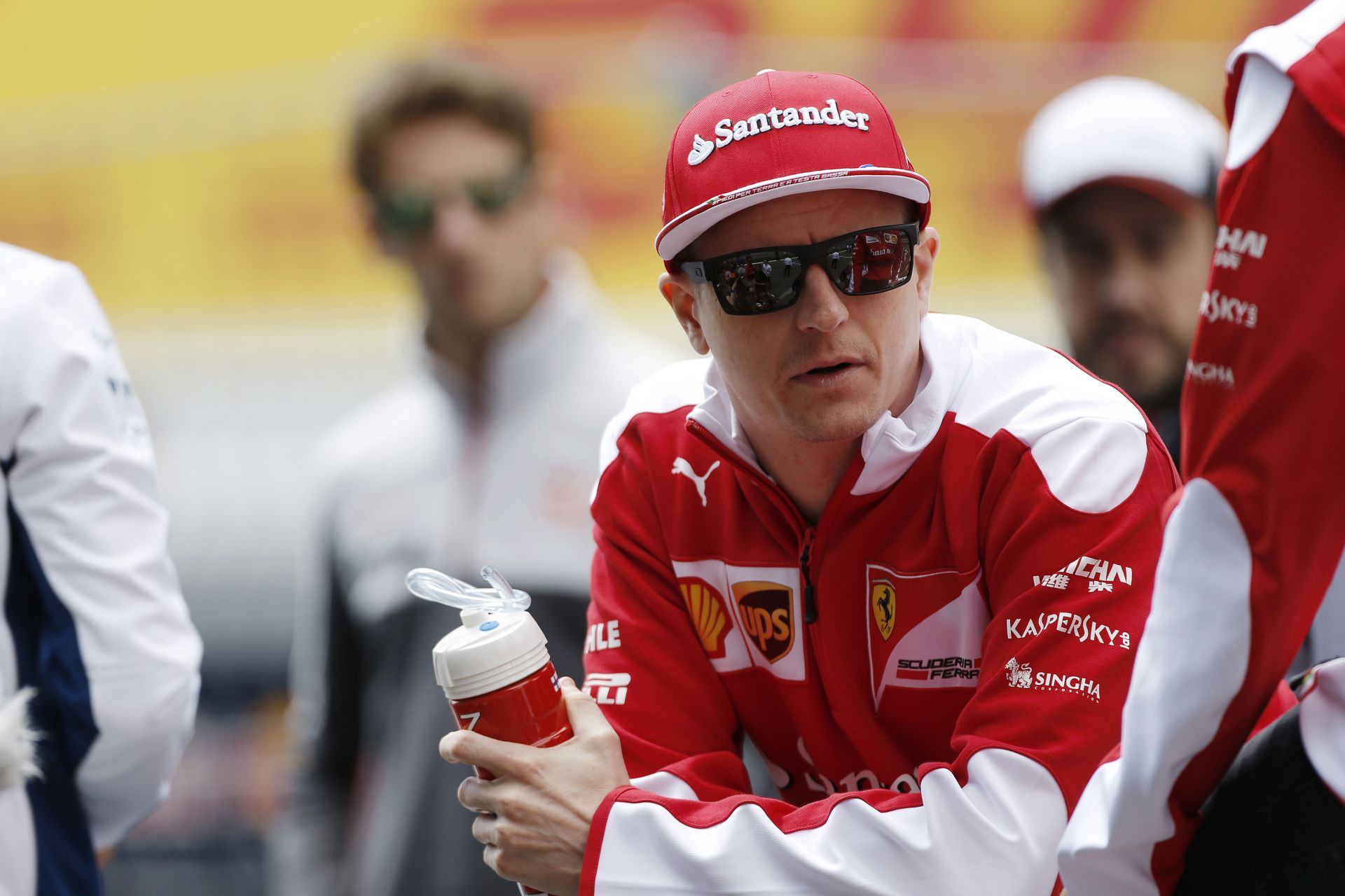Räikkönen a legnagyobb: biciklivel is átmászik, ahol nem kéne...