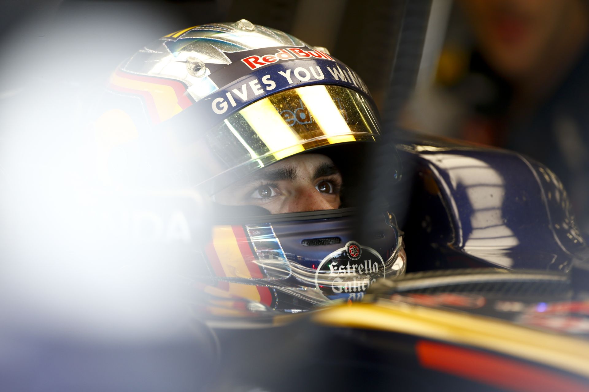 Sainz nagyon csúnyán elfékezte Bakuban - füstöltek a gumik!