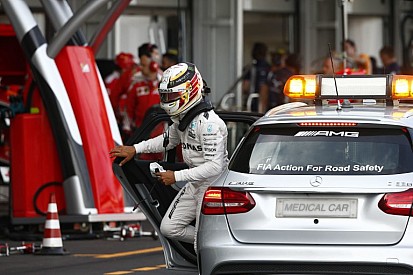 Hamilton lefeküdt a kis családjával!