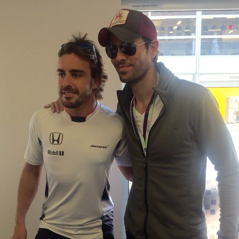 Enrique Iglesias élete első F1-es hétvégéjét Bakuban élte át: szegény...