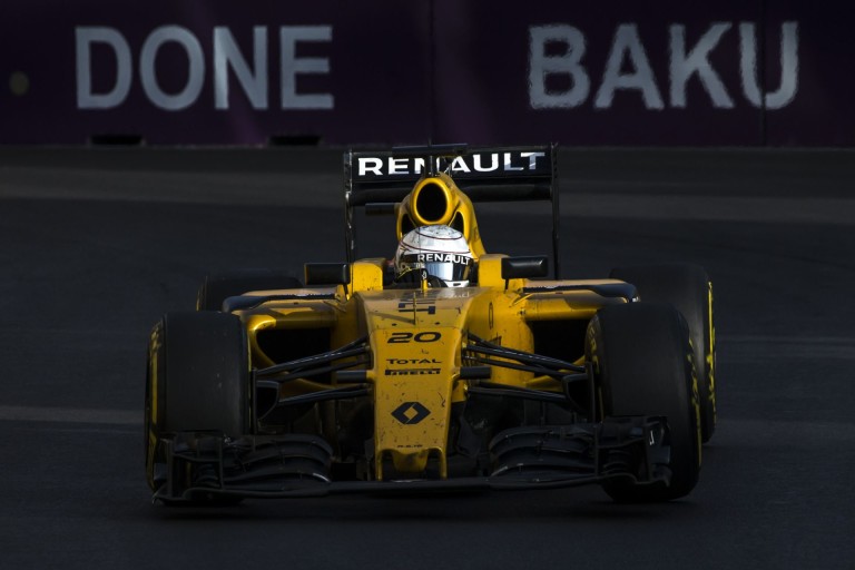 Olyan hangja van a V8-as F1-es Renault-nak, hogy megsüketülsz