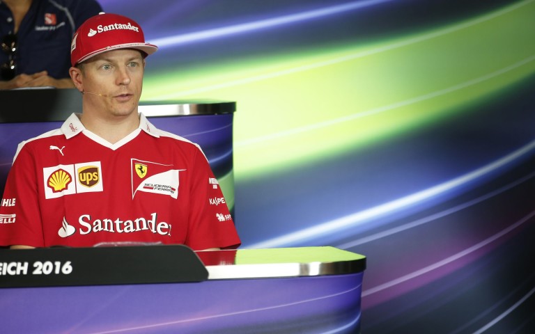 Raikkönen munka közben: mindent aláír a finn