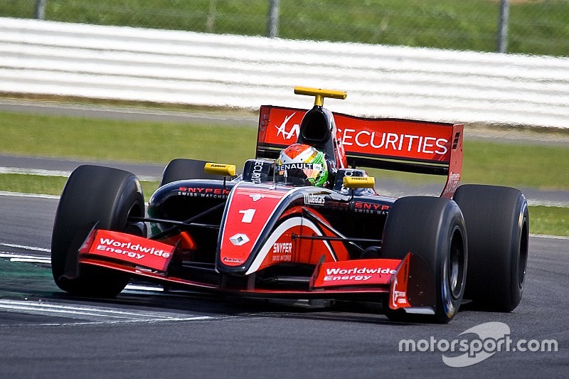 Louis Deletraz logra la pole para la Carrera 1