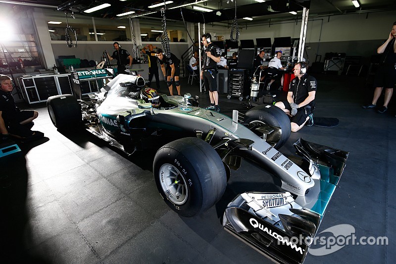 Mercedes completa 135 vueltas con los Pirelli de lluvia de 2017