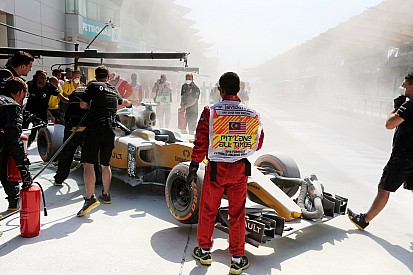 La Renault di Magnussen a fuoco in pitlane nella FP1 di Sepang