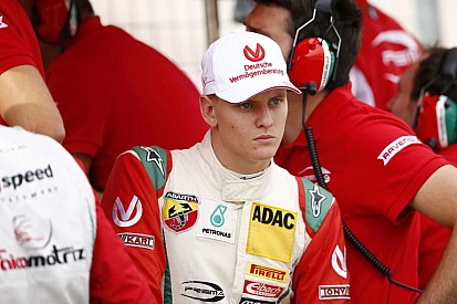Megtorpedózták Mick bajnoki esélyeit: 8 versenyzőt zártak ki az F4 időmérőjéről