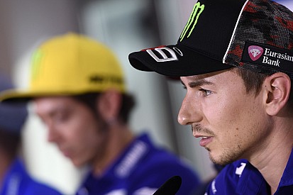 MotoGP: Lorenzo most hogy látta a felvételeket, sokkal dühösebb Rossira!