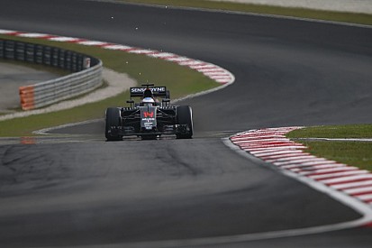 Videón a McLaren új hátsó szárnya: fontos fejlesztés