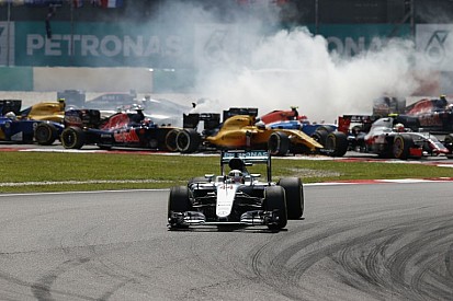 A Mercedes megerősítette, Hamilton semmilyen hátrányban nincs Rosberghez képest