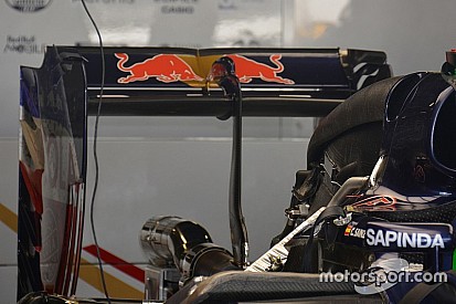 A Toro Rosso nem áll be a sorba, eltérő kialakítású hátsó szárnnyal érkeztek meg Monzába