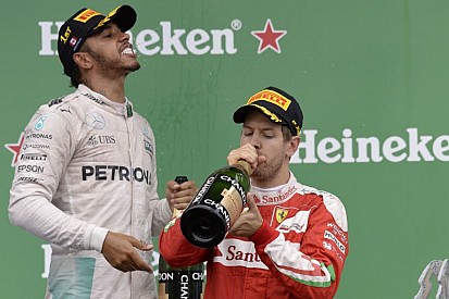 Hamilton kajánul kinevette a "béna" Vettelt!