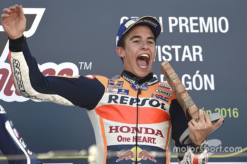 A Márquez le sobran hasta los podios