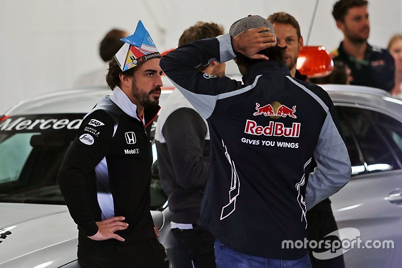 Alonso y Sainz no verían mal que se televisaran las reuniones de pilotos