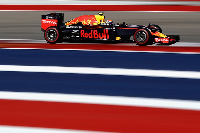 Хемілтон все ще стривожений “дуже-дуже швидкими” Red Bull