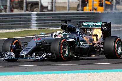 Mercedes wordt nog altijd achtervolgd door motorplof Maleisië