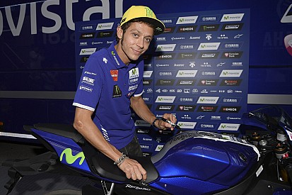 Une Yamaha dédicacée par Valentino Rossi aux enchères