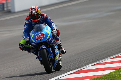 Viñales naar snelste tijd in warm-up op vochtig Sepang