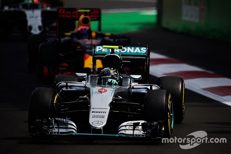 Rosberg, touché par Verstappen -