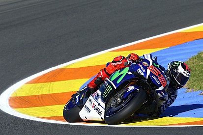 Lorenzo frena el ataque de Márquez en la primera jornada de Valencia