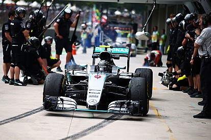 Los cajones de boxes de Mercedes cambian de lugar