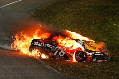 Johnson wint zevende NASCAR-titel, auto Truex Jr gaat in vlammen op