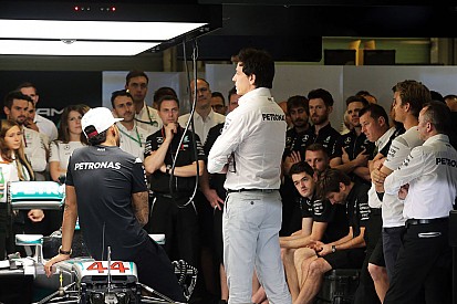 Wolff responde a Hamilton: "Yo también podría contar cosas"