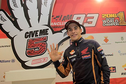 Márquez da brincos rodeado de niños
