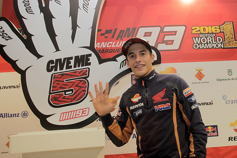 Márquez da brincos rodeado de niños
