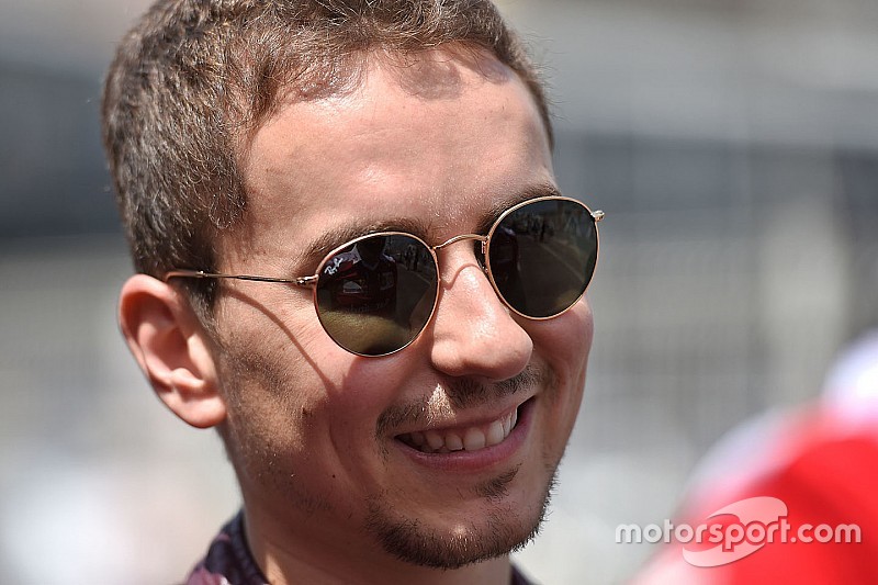 Los pilotos de MotoGP son más valientes que los de F1, dice Lorenzo
