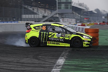 Foto's: Valentino Rossi leeft zich uit in dikke rallywagen