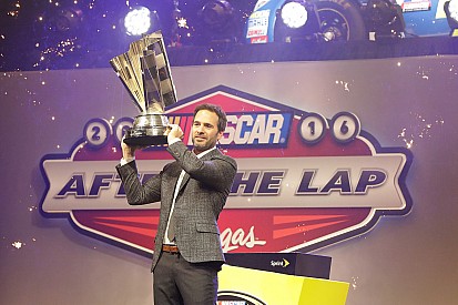 Premios NASCAR: Johnson celebra y Earnhardt listo para regresar