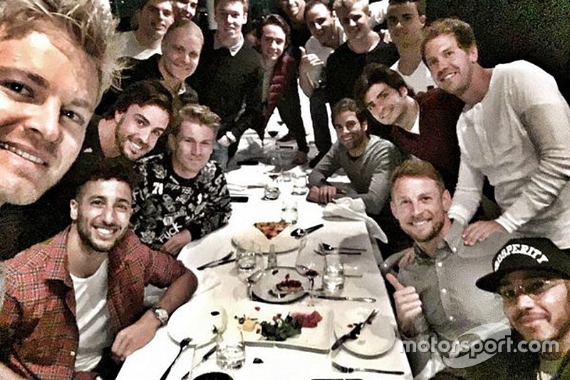 Pilotos despiden 2016 y reciben 2017 con mensajes a sus fans