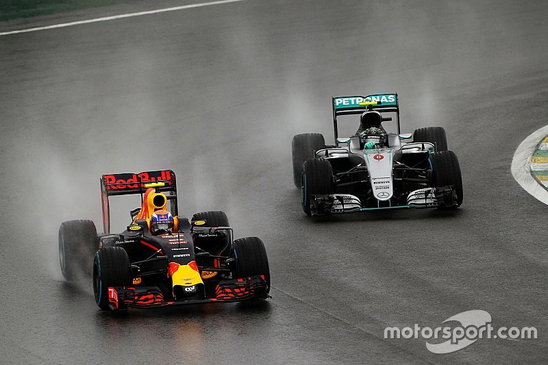 Verstappen le roba el mejor adelantamiento de 2016...a Verstappen