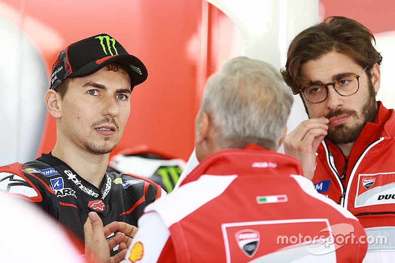 Lorenzo visitó la fábrica de Ducati el día antes de su presentación