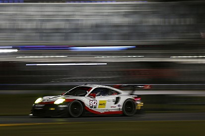Daytona 24: Cadillac, Porsche y Acura lideran a la mitad de carrera