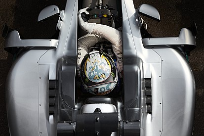 Mercedes arranca por primera vez su coche para 2017