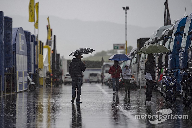 Los equipos de MotoGP, molestos: algunas de sus cajas llegaron llenas de agua