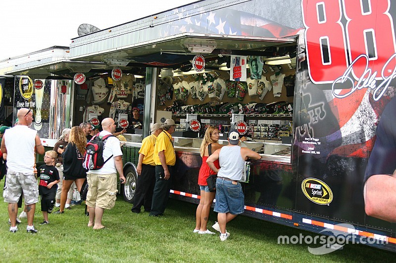 Los trailers que venden souvenirs volverían a NASCAR