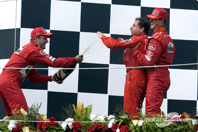 Michael Schumacher, Rubens Barrichello en Jean Todt op het podium in Hongarije.