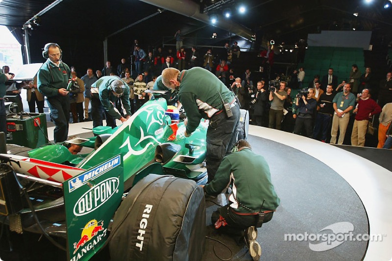 Mark Webber ve takım elemanları get ready to test yeni Jaguar R5