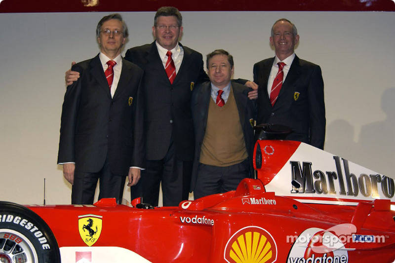 Paolo Martinelli, Ross Brawn, Jean Todt y Rory Byrne con el Ferrari F2004