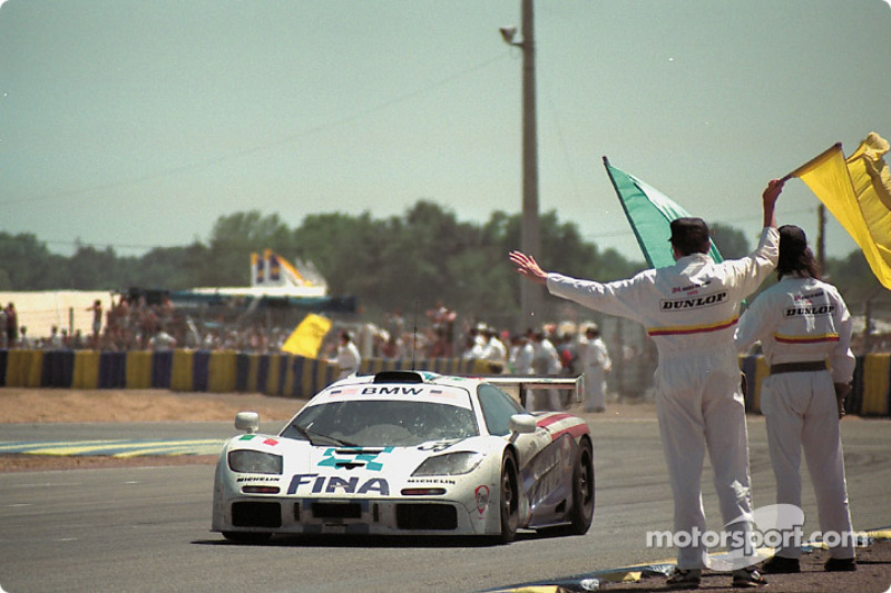 #39 Bigazzi Team McLaren F1 GTR: Nelson Piquet, Johnny Cecotto, Danny Sullivan at finish line