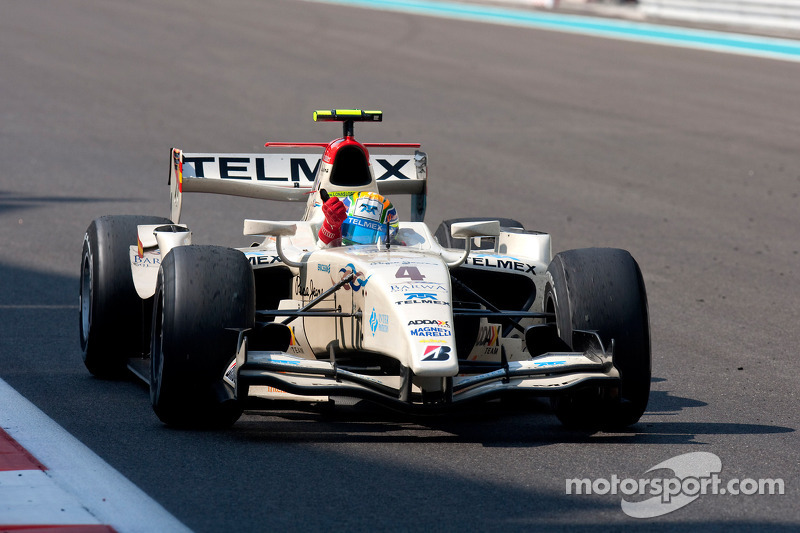 Sergio Perez saat memenangi feature race di Sirkuti Yas Marina, Abu Dhabi, di GP2 2010.