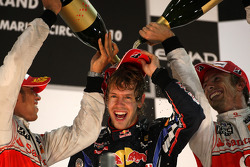 Podium: Sieger und Formel-1-Weltmeister von 2010, Sebastian Vettel, Red Bull Racing, Platz zwei, Lew