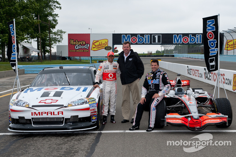 Lewis Hamilton dan Tony Stewart bertukar mobil di Watkins Glen, 2011