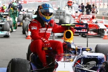 Fernando Alonso, Scuderia Ferrari has a lift back to the parc ferme with Mark Webber, Red Bull Racing
