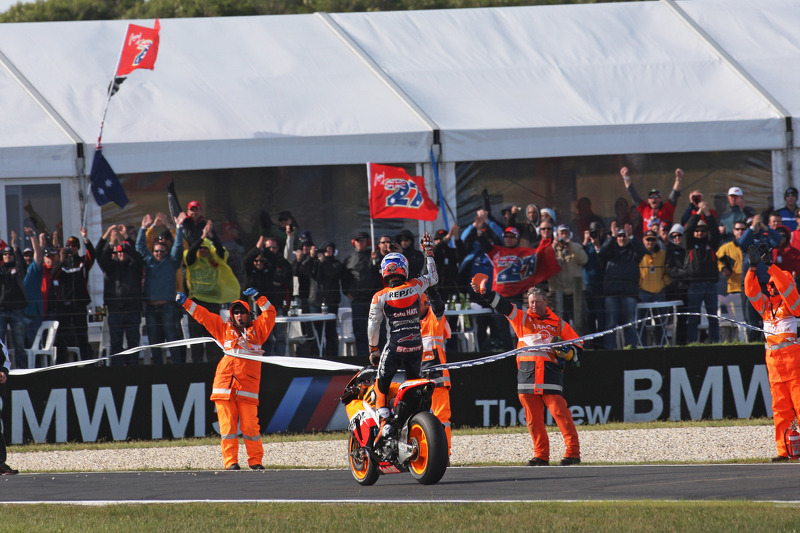 Ganador de la carrera Casey Stoner celebra