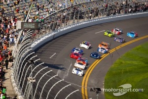 DP start: #8 Starworks Motorsport Ford Riley: Ryan Dalziel, Lucas Luhr, Allan McNish, Alex Popow, Enzo Potolicchio leads the field