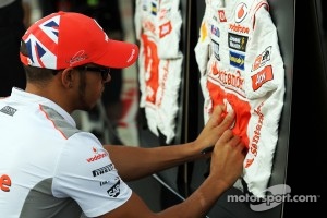 Lewis Hamilton, McLaren signs his race overalls
