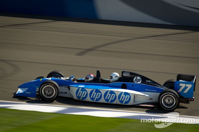 Mobil IndyCar two-seater dikemudikan Mario Andretti untuk acara hiburan di Auto Club Speedway, Fontana, California, Amerika Serikat, pada IndyCar 2012.